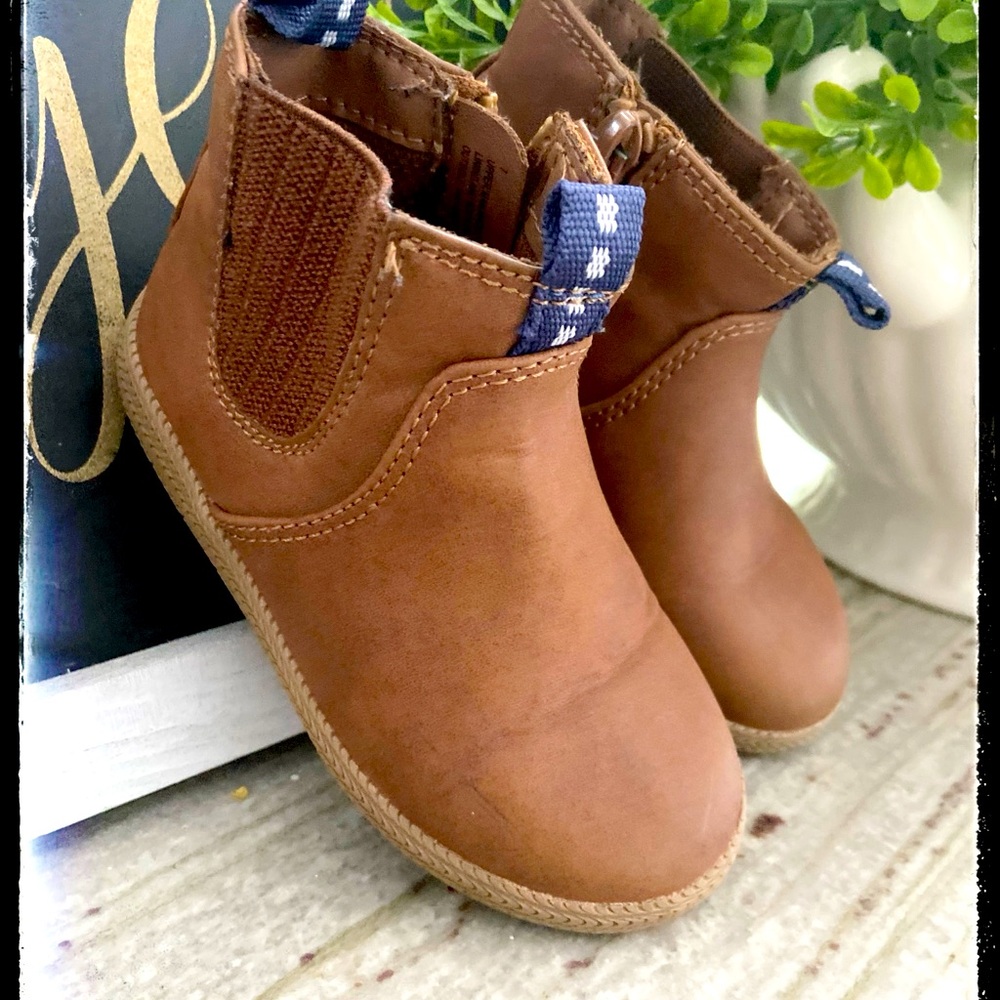 Boy’s shoes. Size 7.